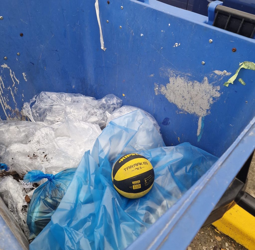 Balón en la basura