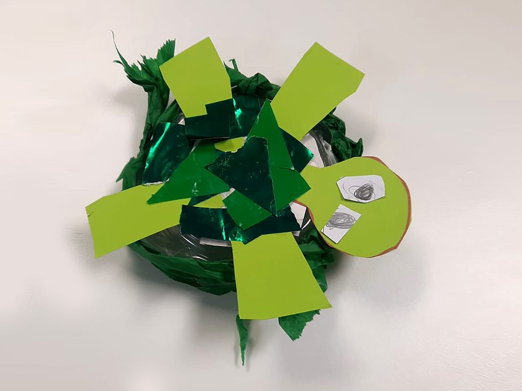 Tortuga hecha con papeles y restos de envases para reciclar.